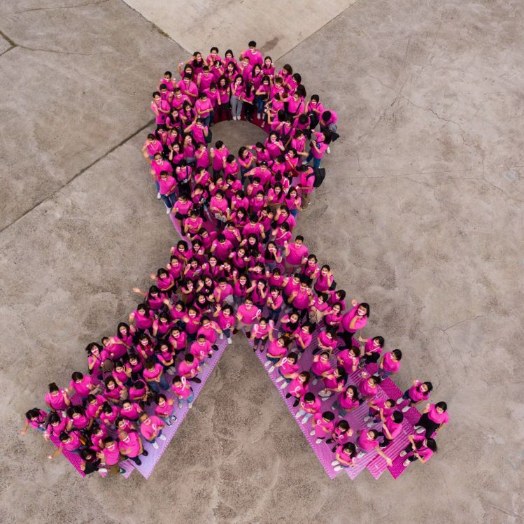 10 formas en que Estée Lauder ha combatido el cáncer de mama durante 30 años