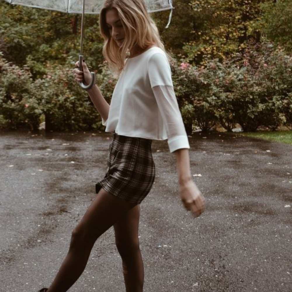 outfit-con-falda-para-lluvia