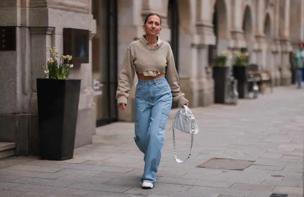 Outfits con pantalones de mezclilla para mujeres de 40 3