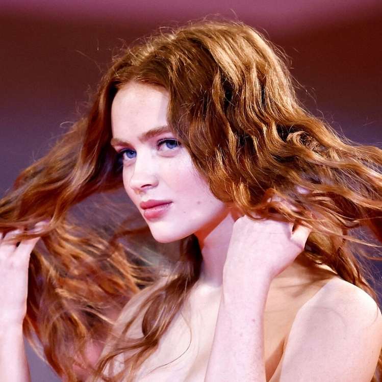 Recrea el look de Sadie Sink en el Festival de Venecia y luce espectacular