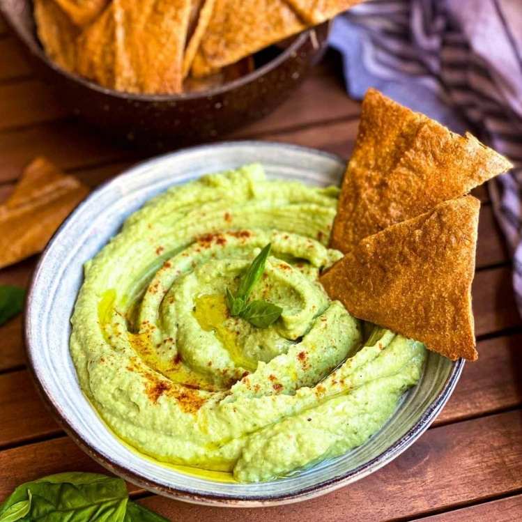 Dip de aguacate con queso crema y totopos