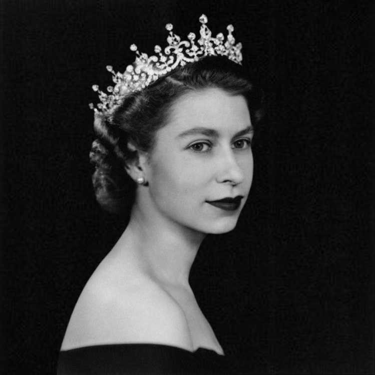 Fotografía de la Reina Isabel II cerca de 1952 año de su coronación por la fot+ografa inglesa Dorothy Wilding