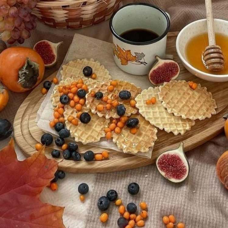 Desayuno de otoño con galetas sabor calabaza y blue berries