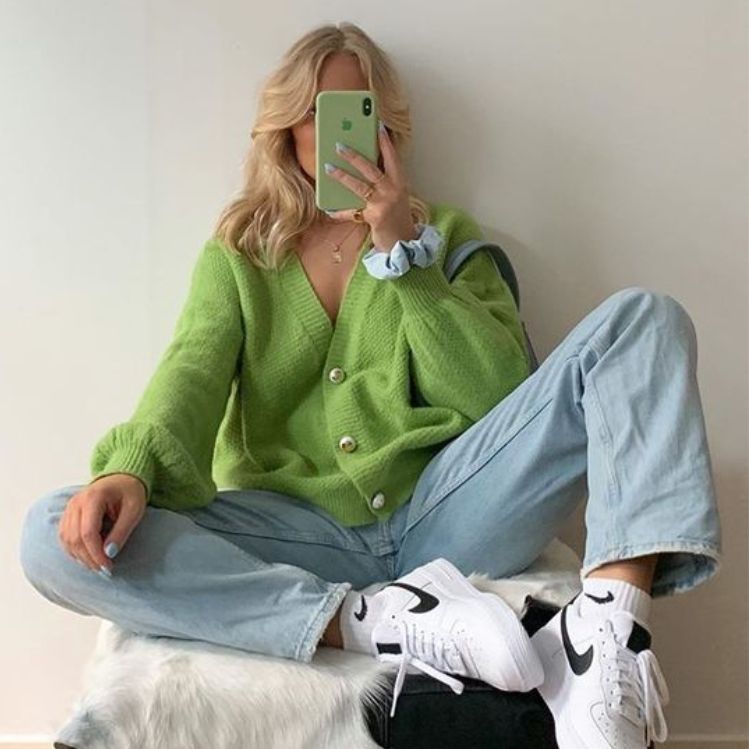 Outfit con suéter de punto verde y jeans