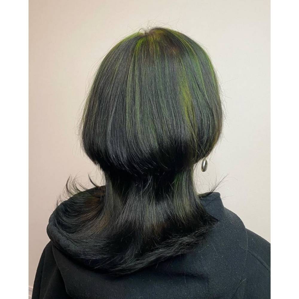 Jellyfhis haircut en cabello verde oscuro