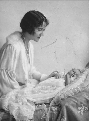 Reina Madre viendo a su bebe la Reina Isabel II 