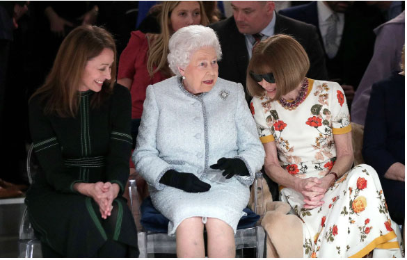 La Reina Isabel II por primera vez en un fashion week La Reina Isabel II sentada al lado de Anna Wintour en fashion week