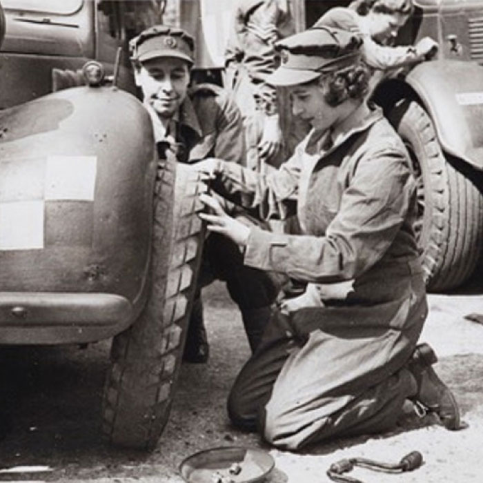 La Reina Isabel II cambiando una llanta en la segunda guerra mundial La Reina Isabel II a los 15 años cambiando una llanta
