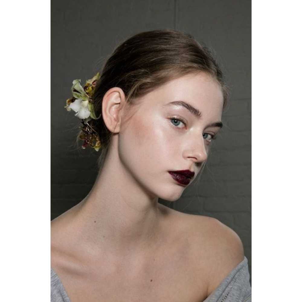 Los tonos dark son los predilectos para esta temporada Modelo con maquillaje natural y cabello recogido luciendo labios oscuros