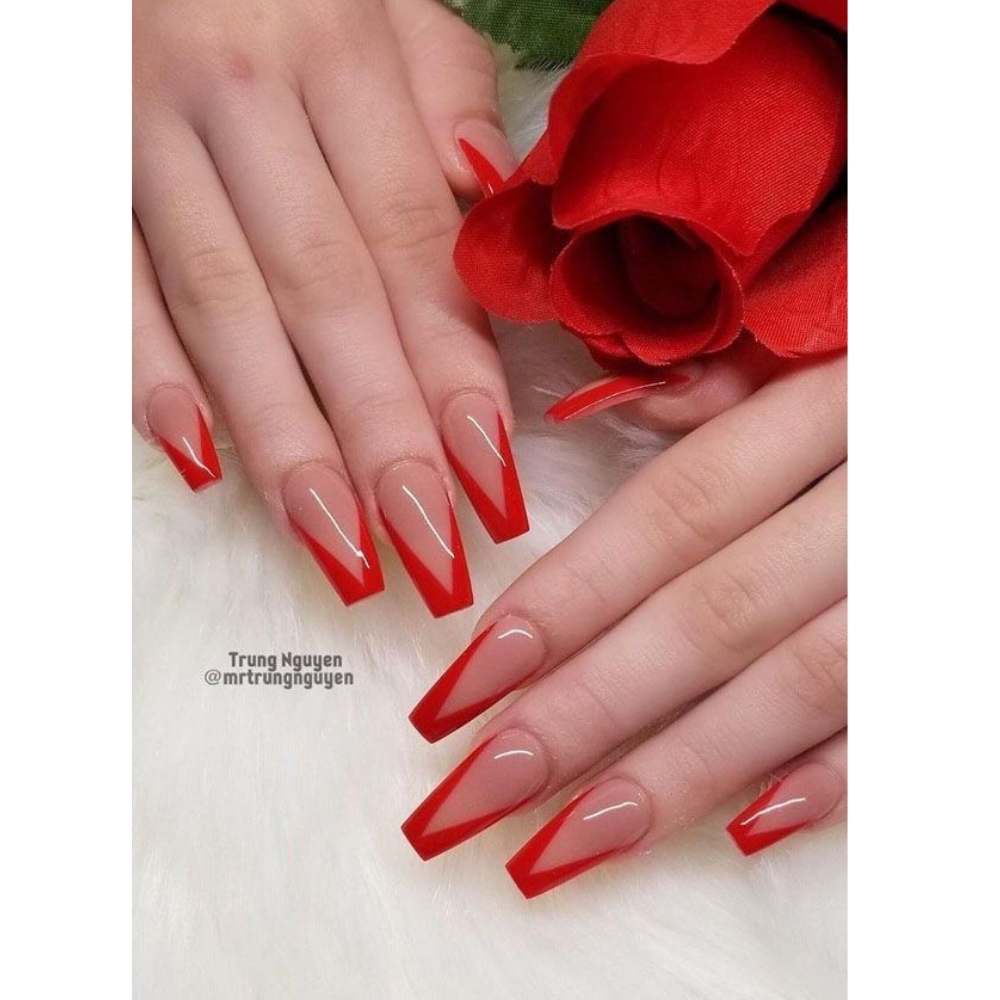 Uñas francés rojo sobre base nude en punta coffin para fiestas patrias