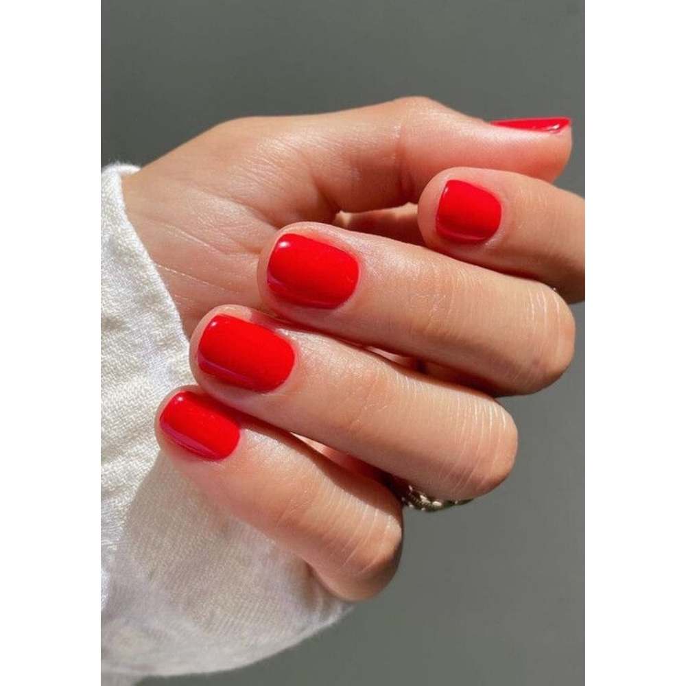 Uñas cortas cuadradas en tono rojo para estas fiestas