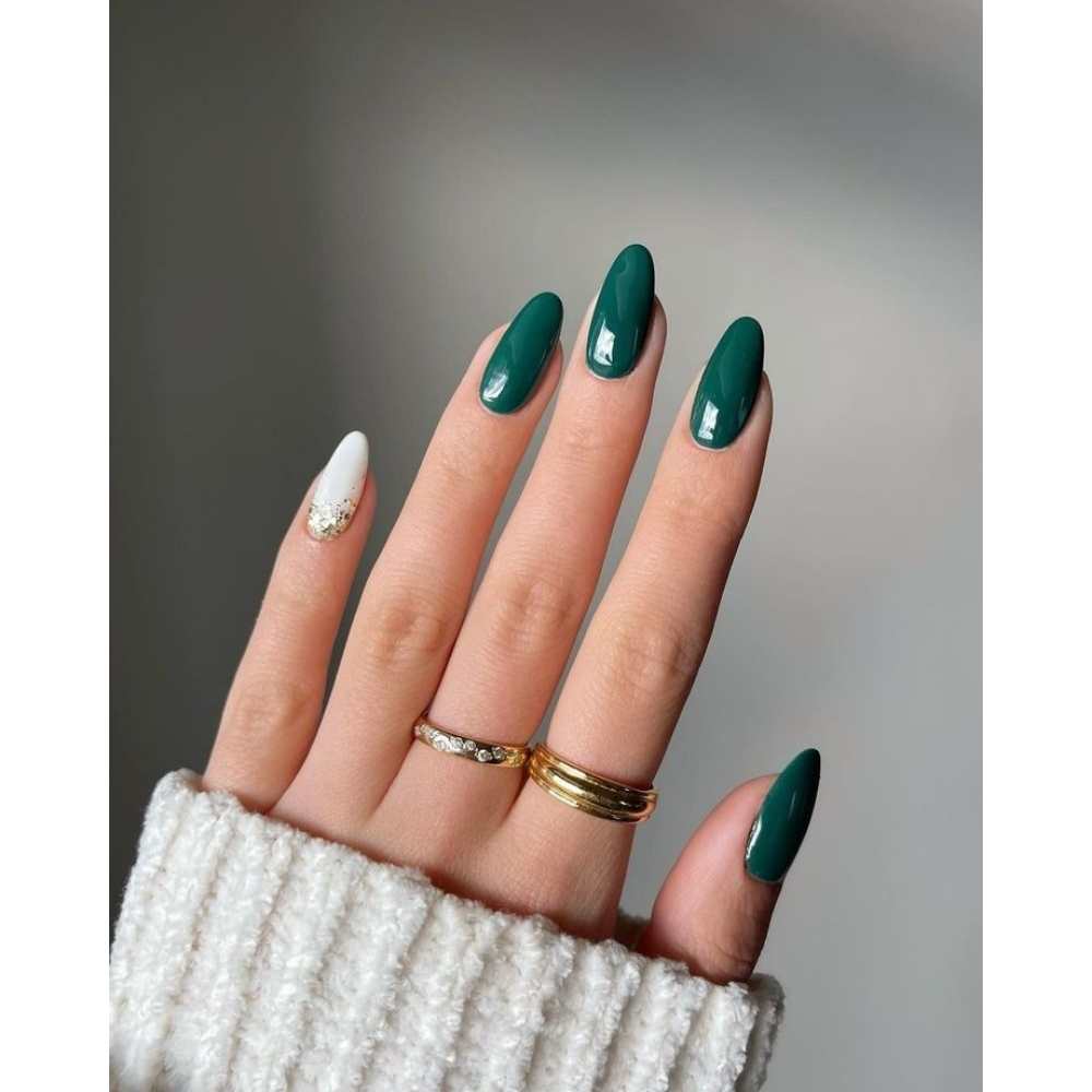 Uñas verde ópalo en forma almendra con anillos para decorar