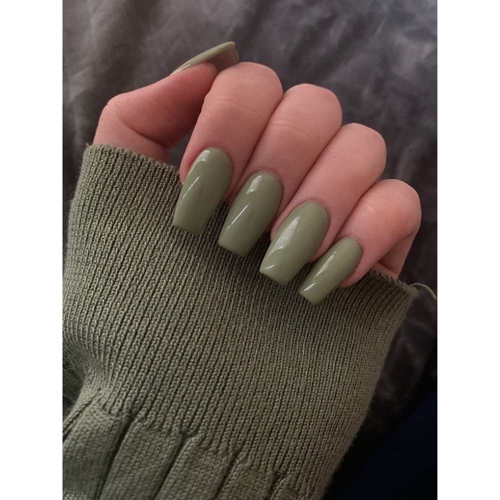 uñas largas en forma cuadrada en color verde savia liso