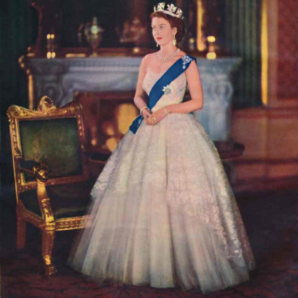 10 outfits más icónicos de La Reina Isabel II y Lady Di 2