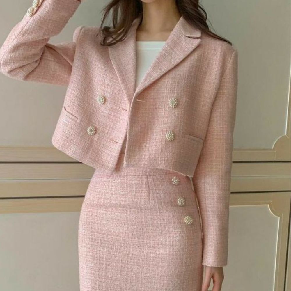 10-formas-de-llevar-la-moda-tweed-a-la-oficina-y-verte-elegante–traje-rosa
