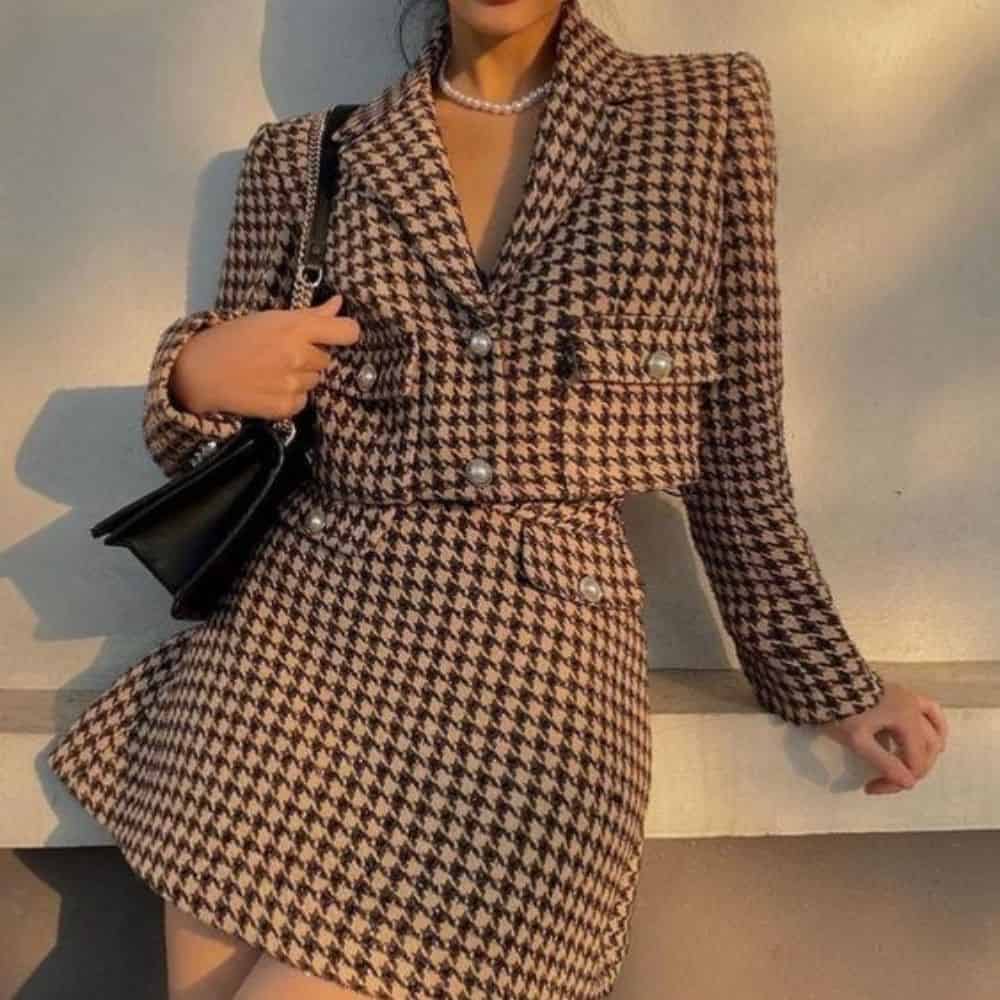 10 formas de llevar la moda tweed a la oficina y verte elegante - café con negro