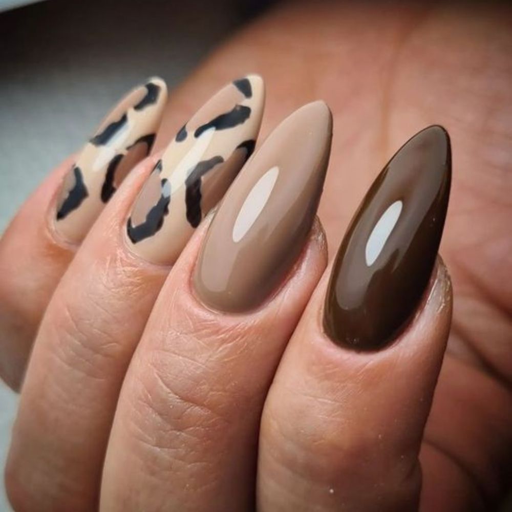 10 ideas de uñas beige co cafe para este otoño 2022- animal print