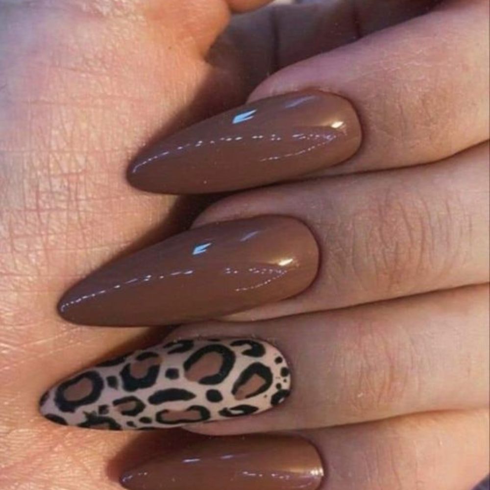 10-ideas-de-unas-cafe-con-beige-para-este-otono-2022–animal-print