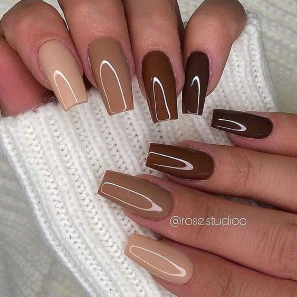 10 ideas de uñas cafpe con beige para este otoño 2022- combinales en tono liso