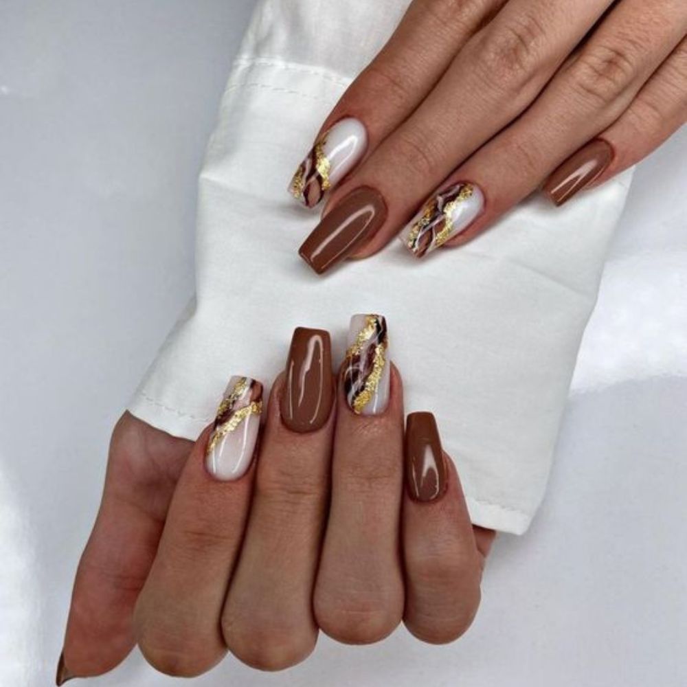 10 ideas de uñas cafe con beige para este otoño 2022- con un toque dorado