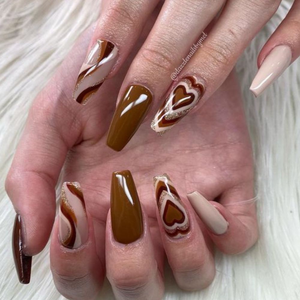 10 ideas de uñas café con beige para este otoño 2022- corazon