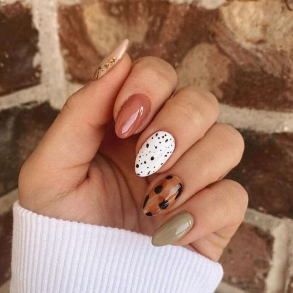 10 ideas de uñas cafe con beige para este otoño- con decoración cute