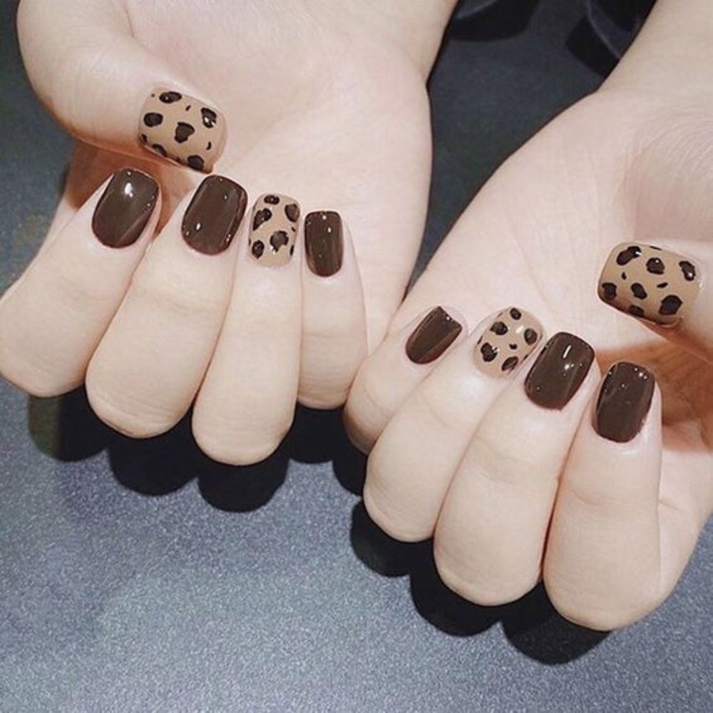 10 ideas de uñas café con beige para este otoño- con corazones