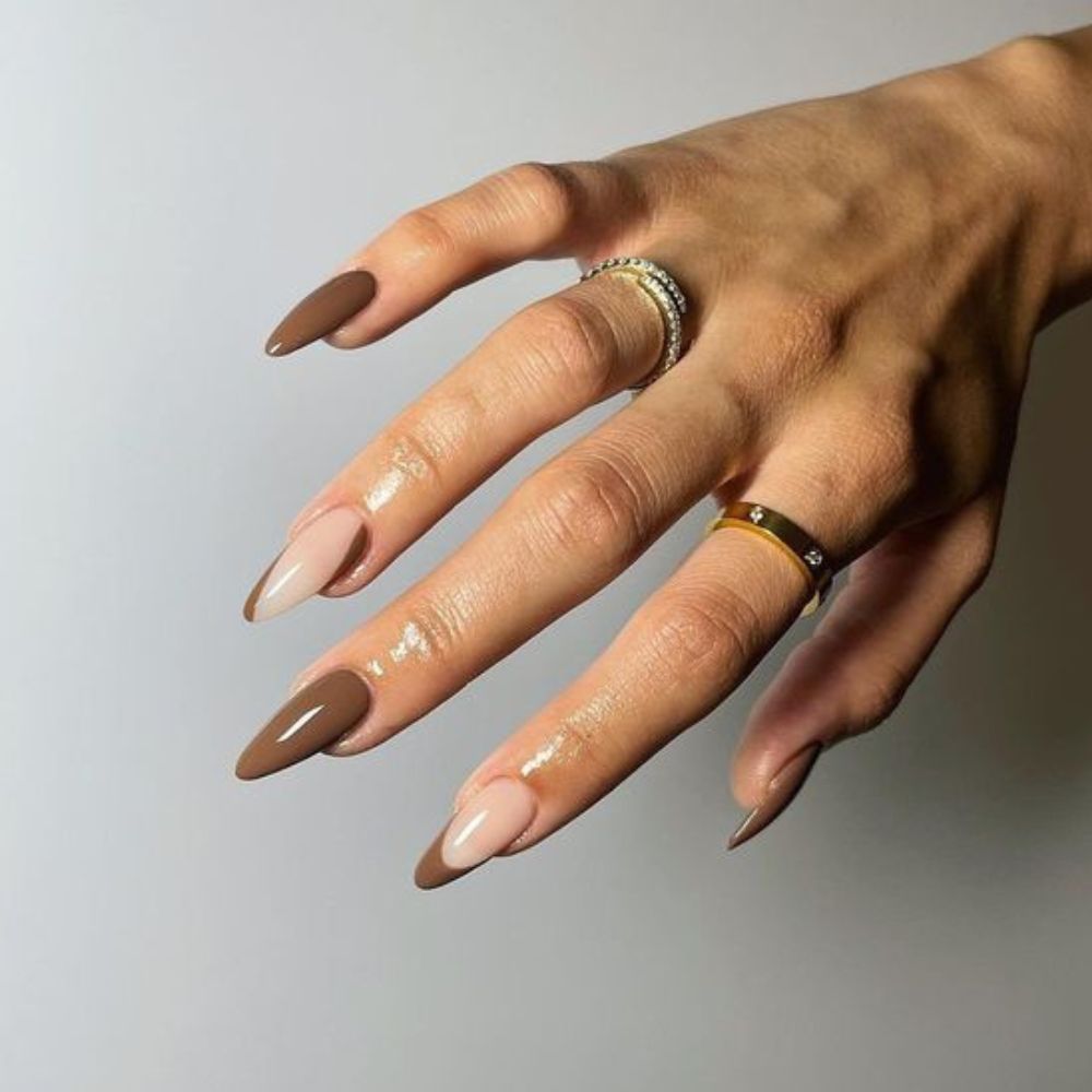 10 ideas de uñas cafe con beige para este otoño- mitad y mitad