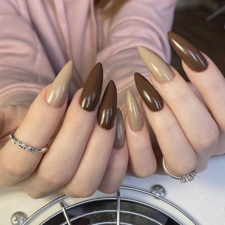 10 ideas de uñas café con beige que puedes usar en este otoño