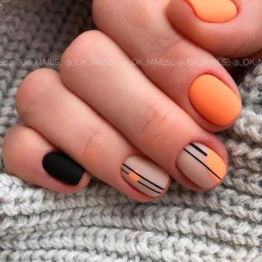 10 ideas de uñas negras cortas para el Halloween que amarás- uñas con lineas 