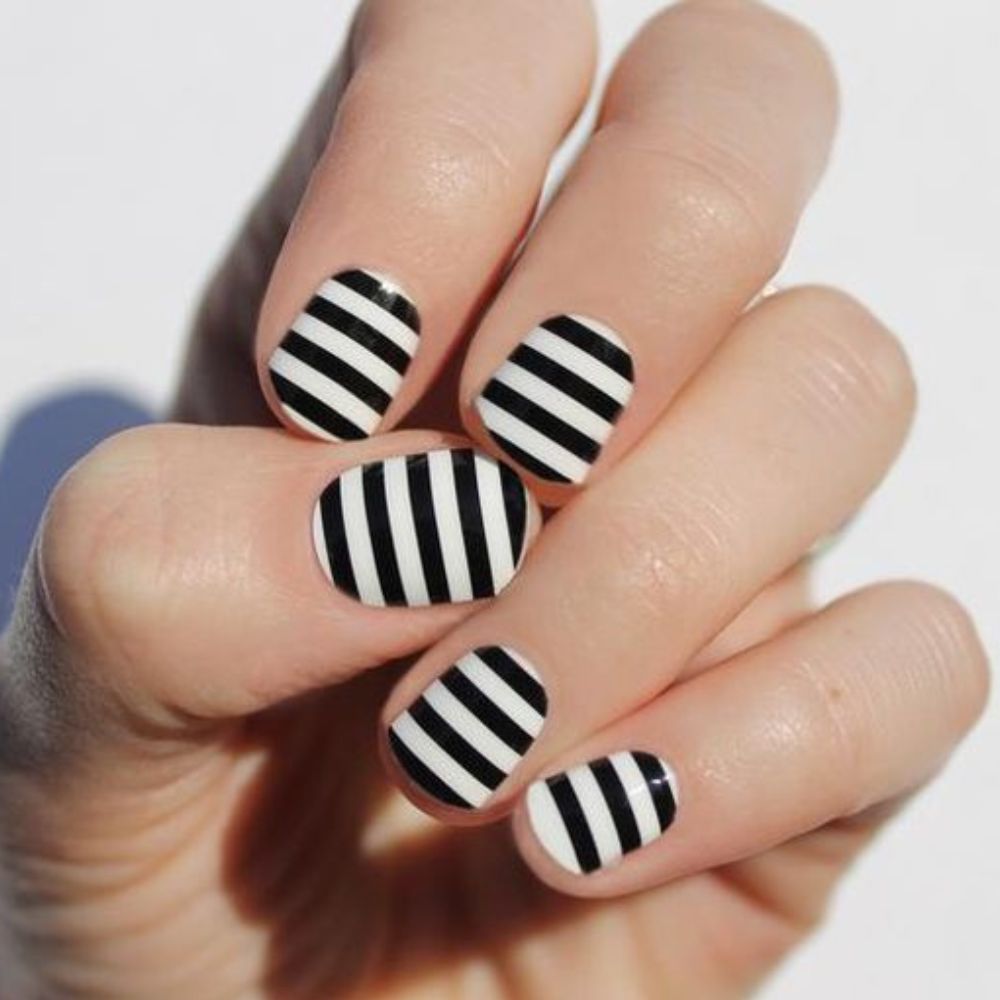 10 ideas de uñas cortas para el Halloween que amarás- con rayas