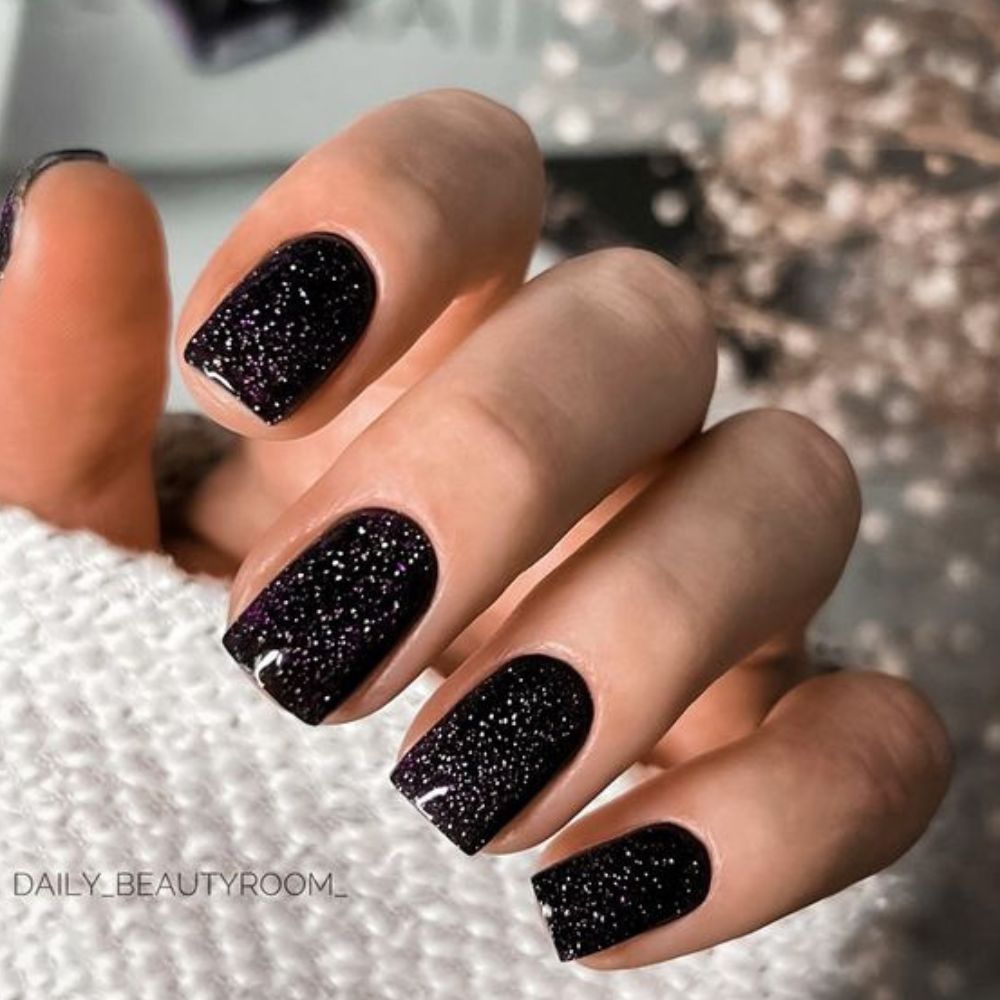 10 ideas de uñas negras cortas para el Halloween que amarás- con destellos 