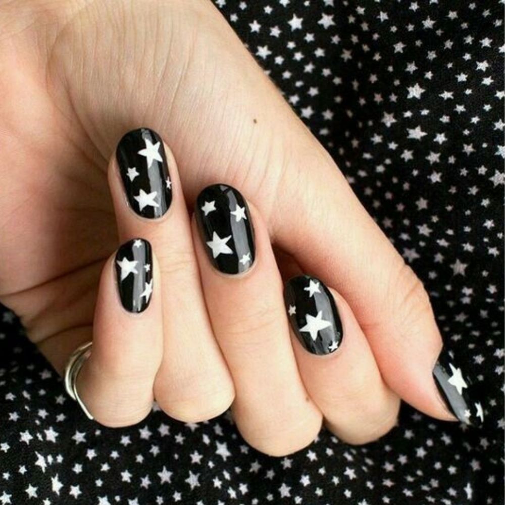 10 ideas de uñas negras corta para el Halloween que amarás- con estrellas 