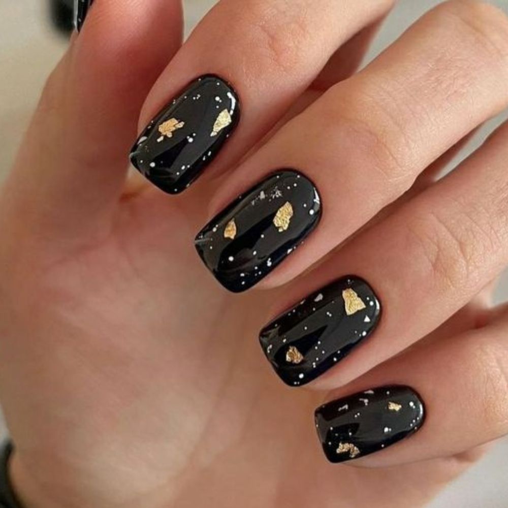 10 ideas de uñas negras cortas para el Halloween que amarás- con toque dorados