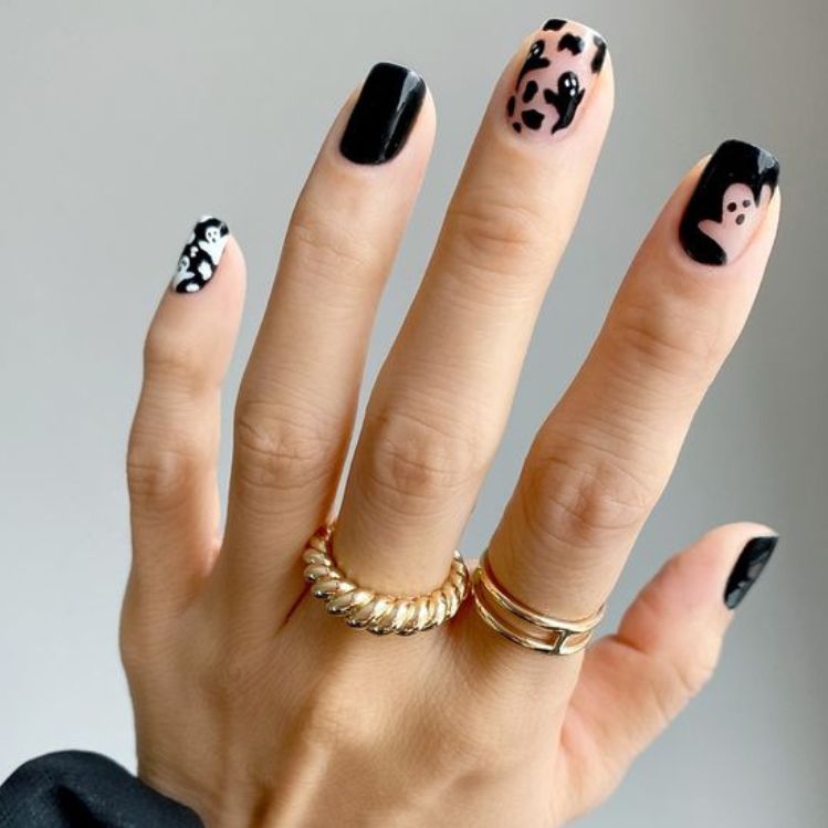 10 ideas de uñas negras cortas para el Halloween que amarás