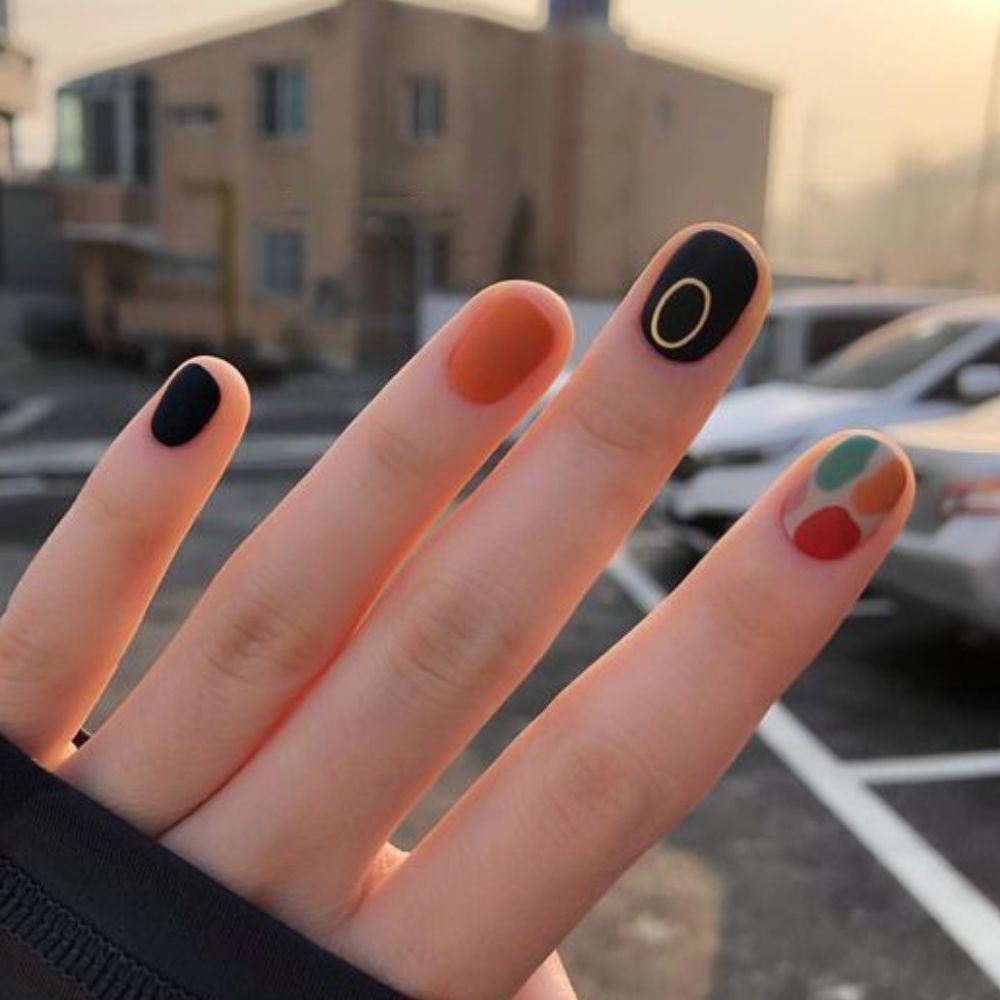 10 ideas de uñas negras cortas para el Halloween que amarás- retro