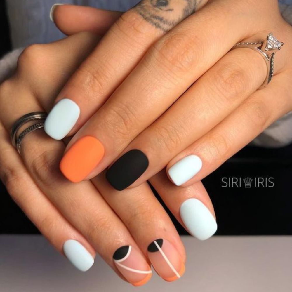 10 ideas de uñas negras cortas para el Halloween que amarás- combinación de colores