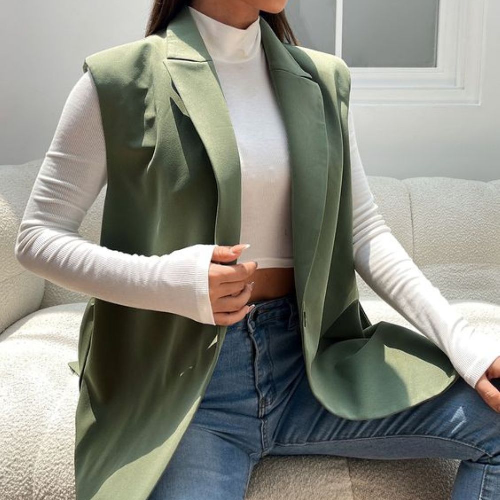 10 outfits con chaleco para llevar a la oficina- color verde con cuello pronunciante