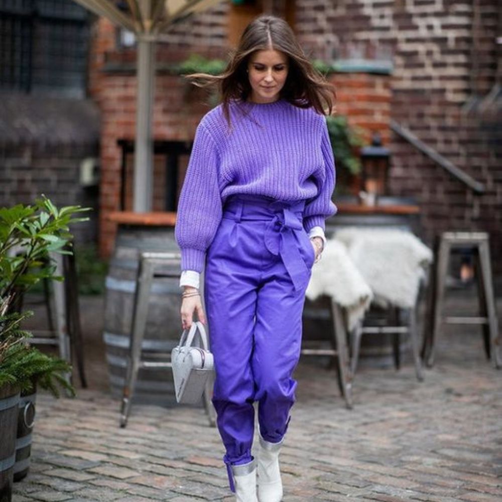 10 outfits morados para lucir este otoño y verte guapa- pantalón morado 