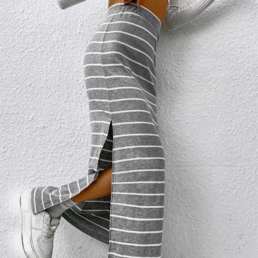 10 outfits rayados que debes usar en este otoño invierno- falda holgada gris 