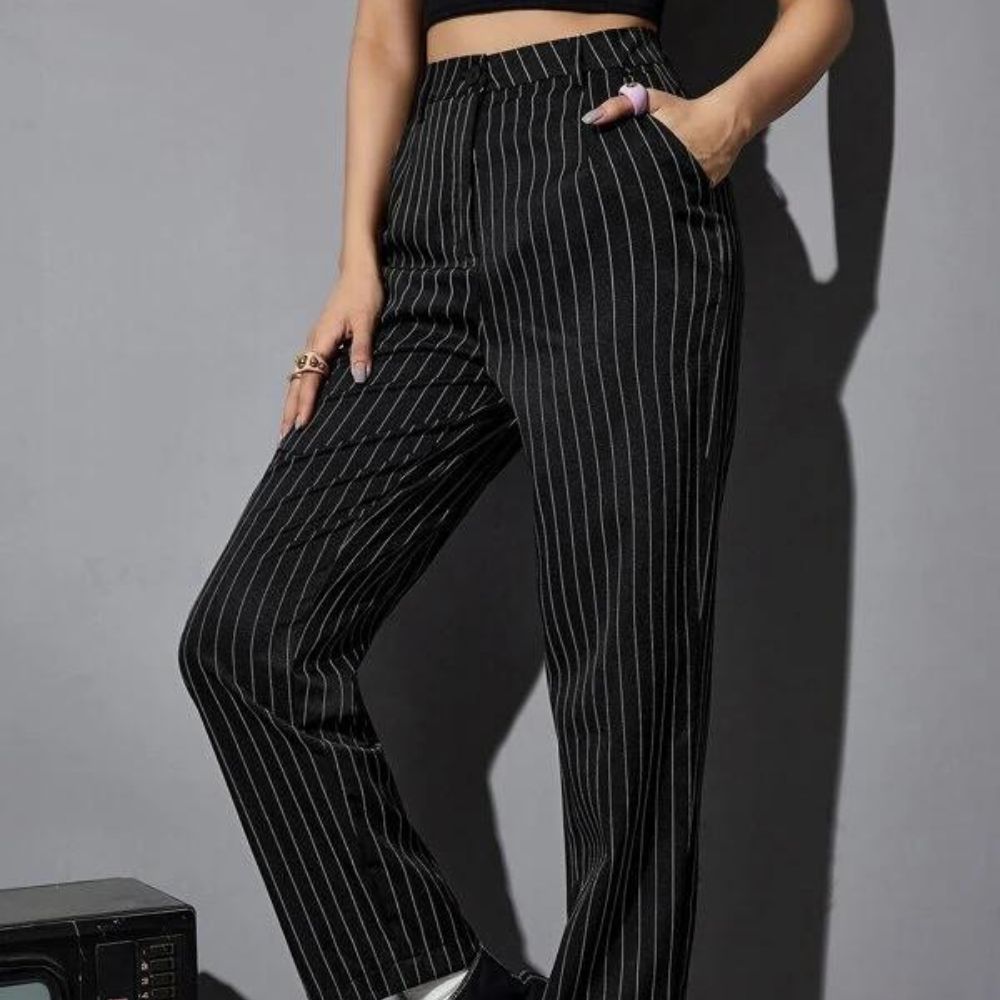 10 outfits rayados que puedes usar en este otoño-invierno- pantalón negro