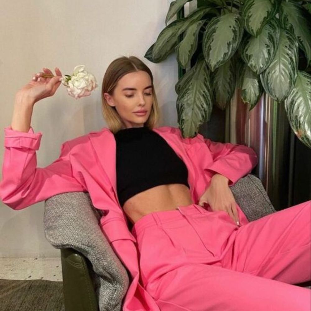 10 outfits rosa barbie que puedes llevar a la oficina y no te verás inmadura- pantalon y saco holgado