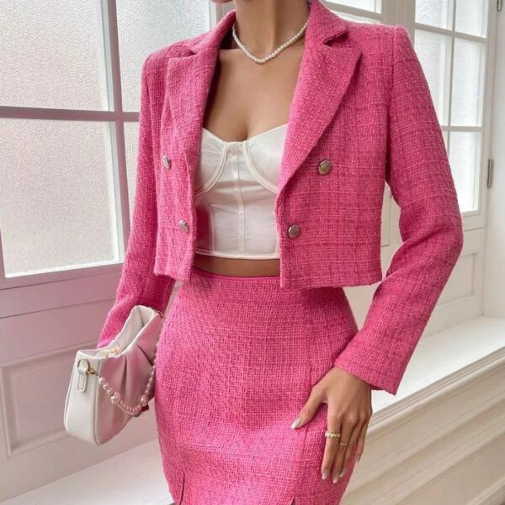 10 outfits rosa barbie para llevar a la oficina sin verte inmadura- traje tweed