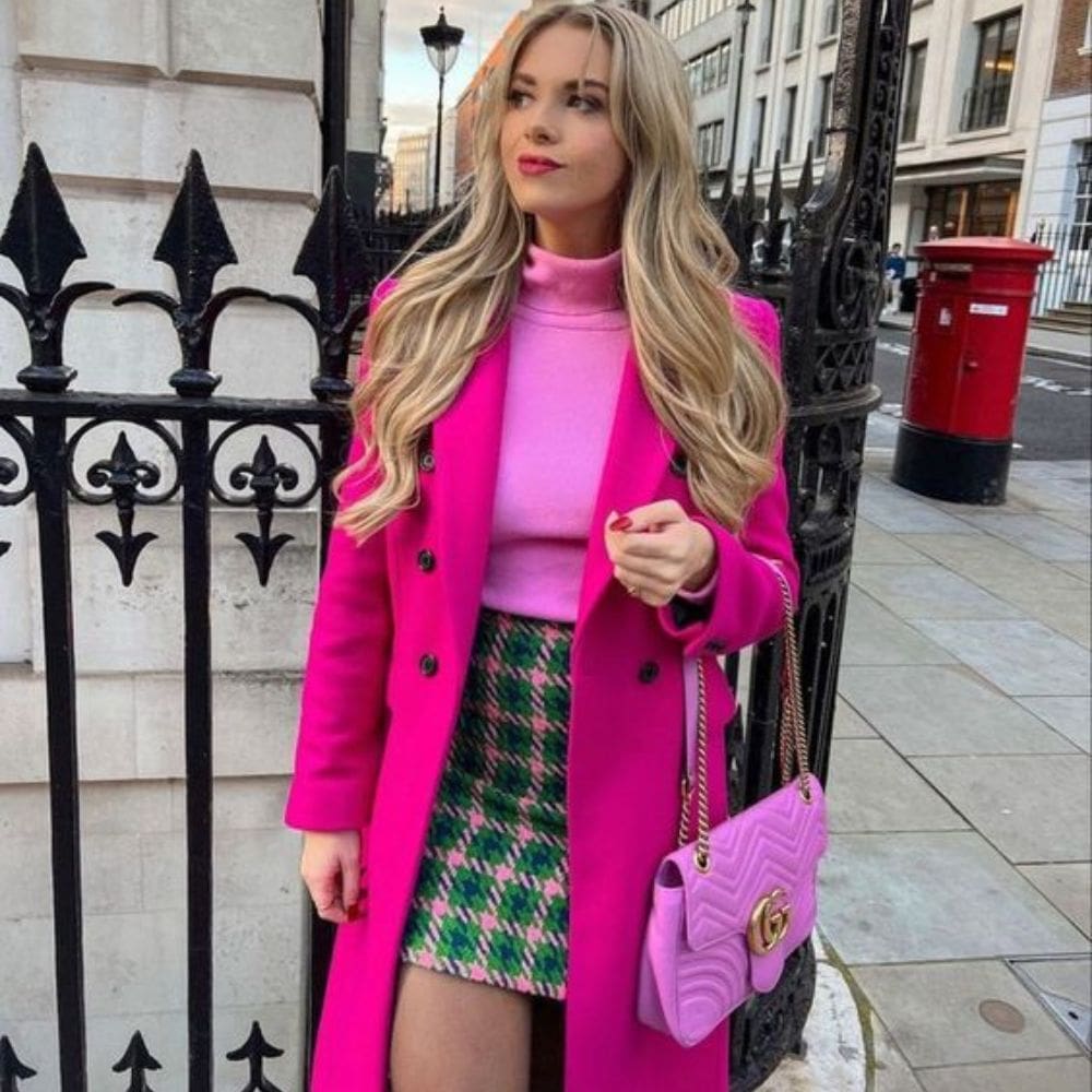 10 outfits color rosa barbie para llevar a la oficina- abrigo noventero