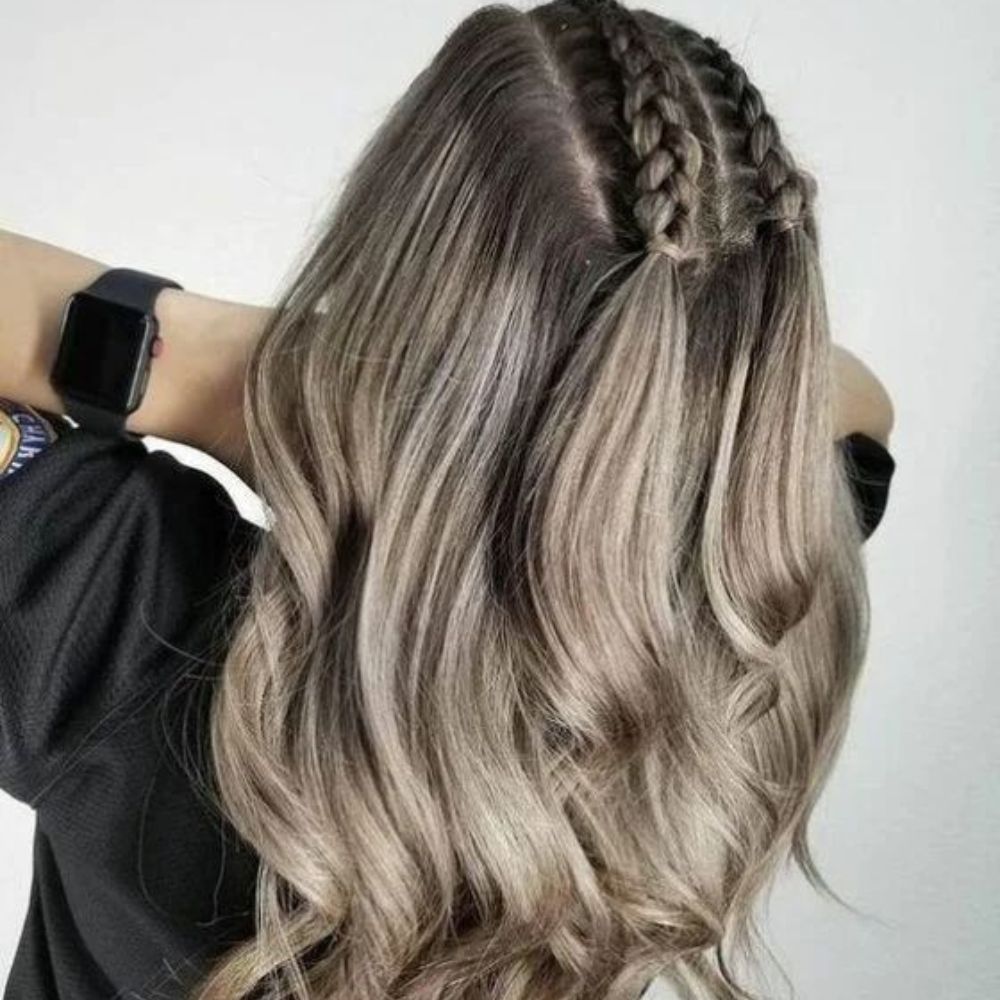 10 peinados que harán lucir tu balayage al cien- dos trenzas pequeñas 