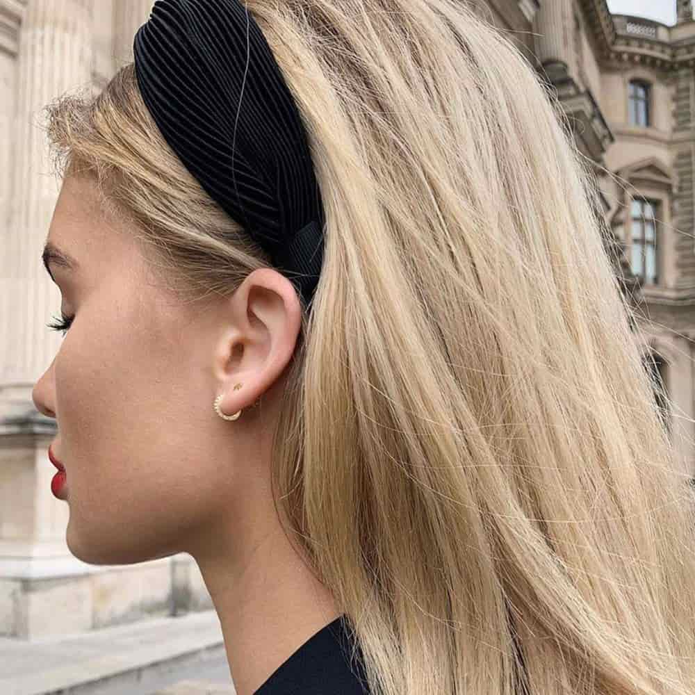 10 peinados que te ayadarán a disimular las canas- diadema negra 