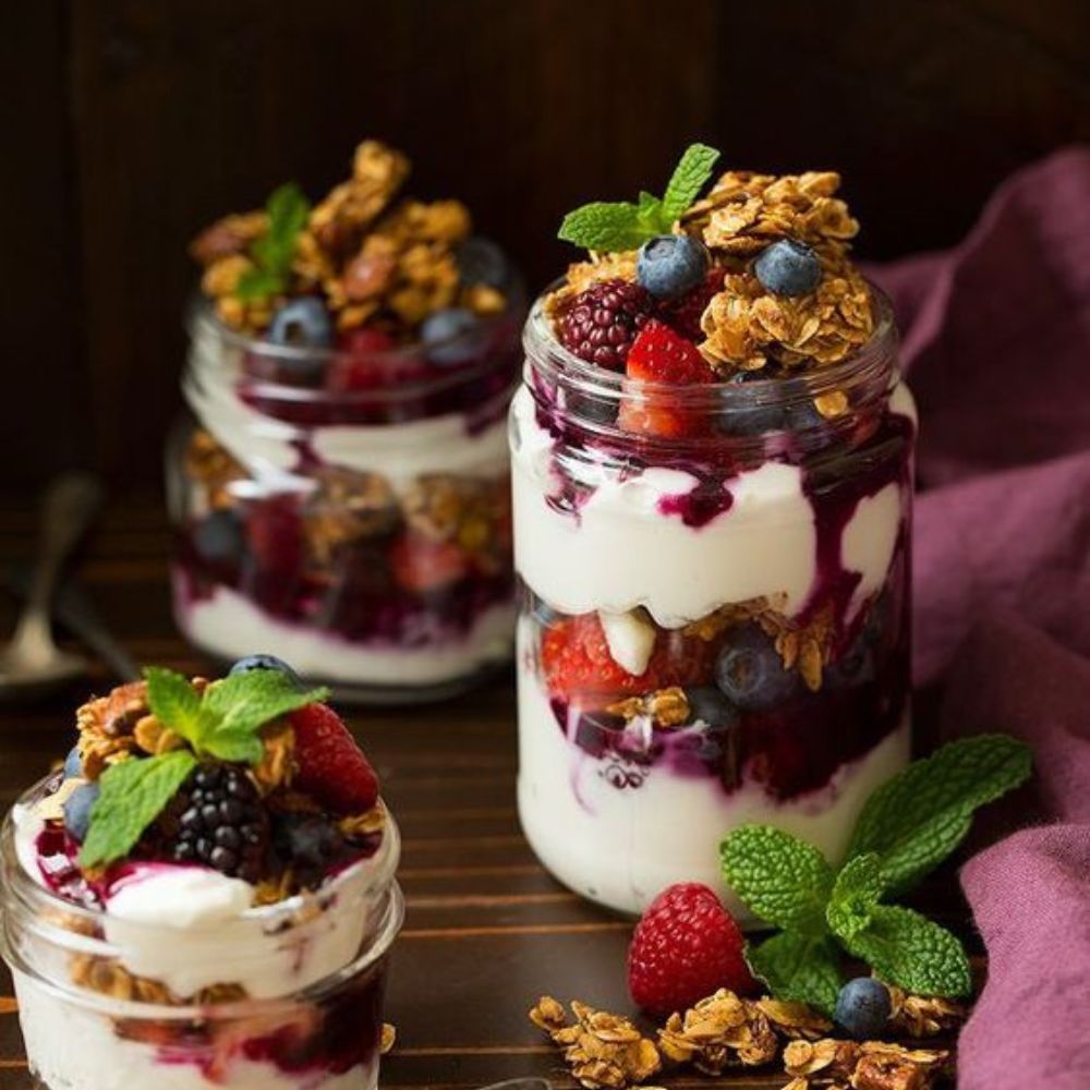 7 cenas de yogurt con cereal que te llenaran y son de lo más ligeras- copa de yogurt
