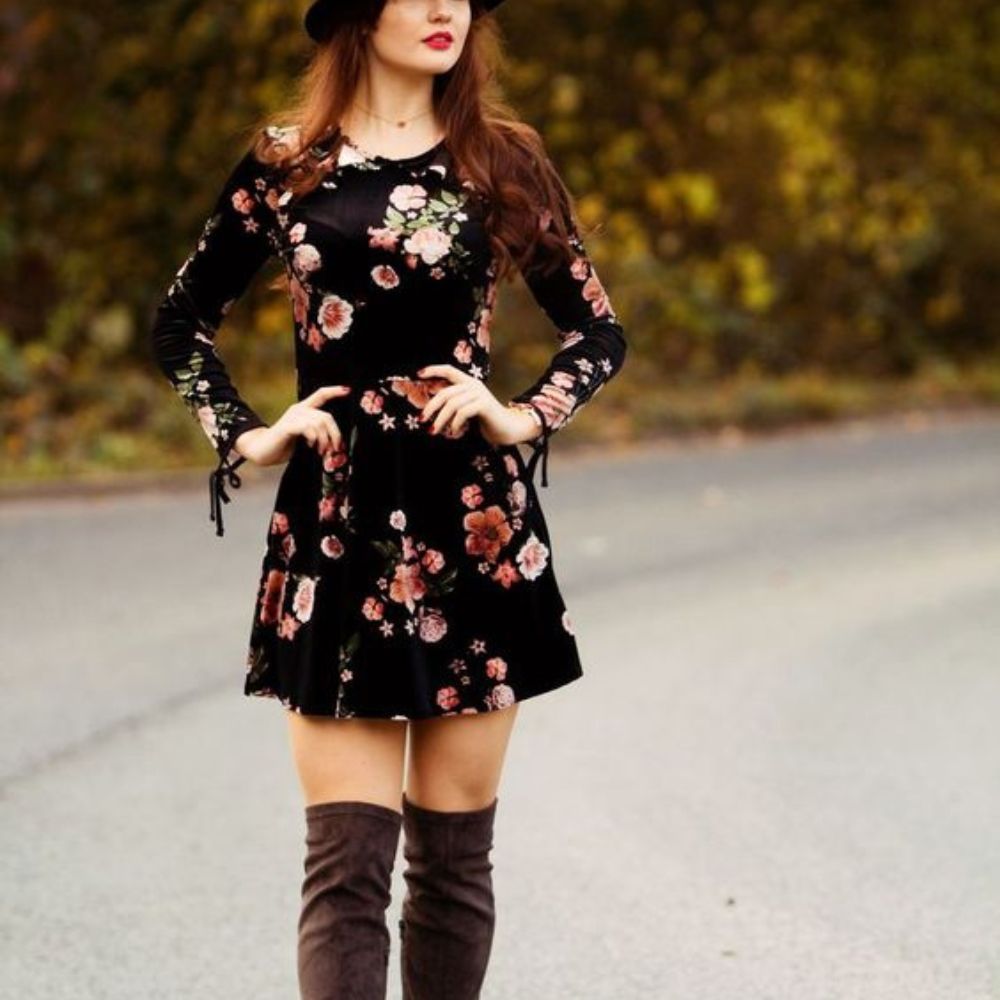 7 formas de lucir el estilo bohemio en este otoño- vestido con botas altas 