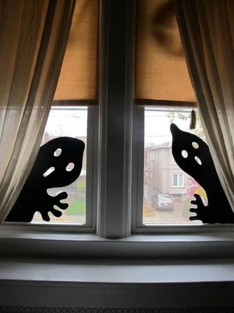 Fantasmas con cartulina negra pegada en la ventana 