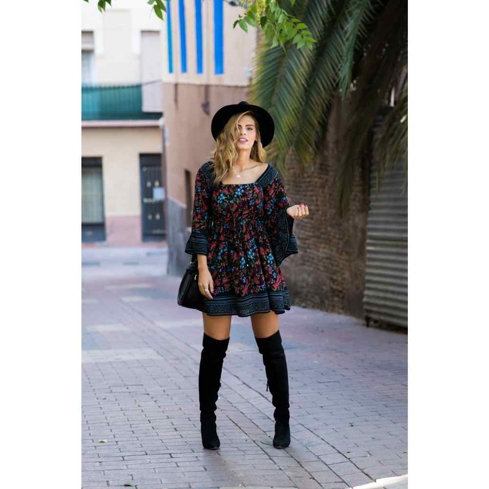 Outfit con vestido floreado botas largas y sombrero